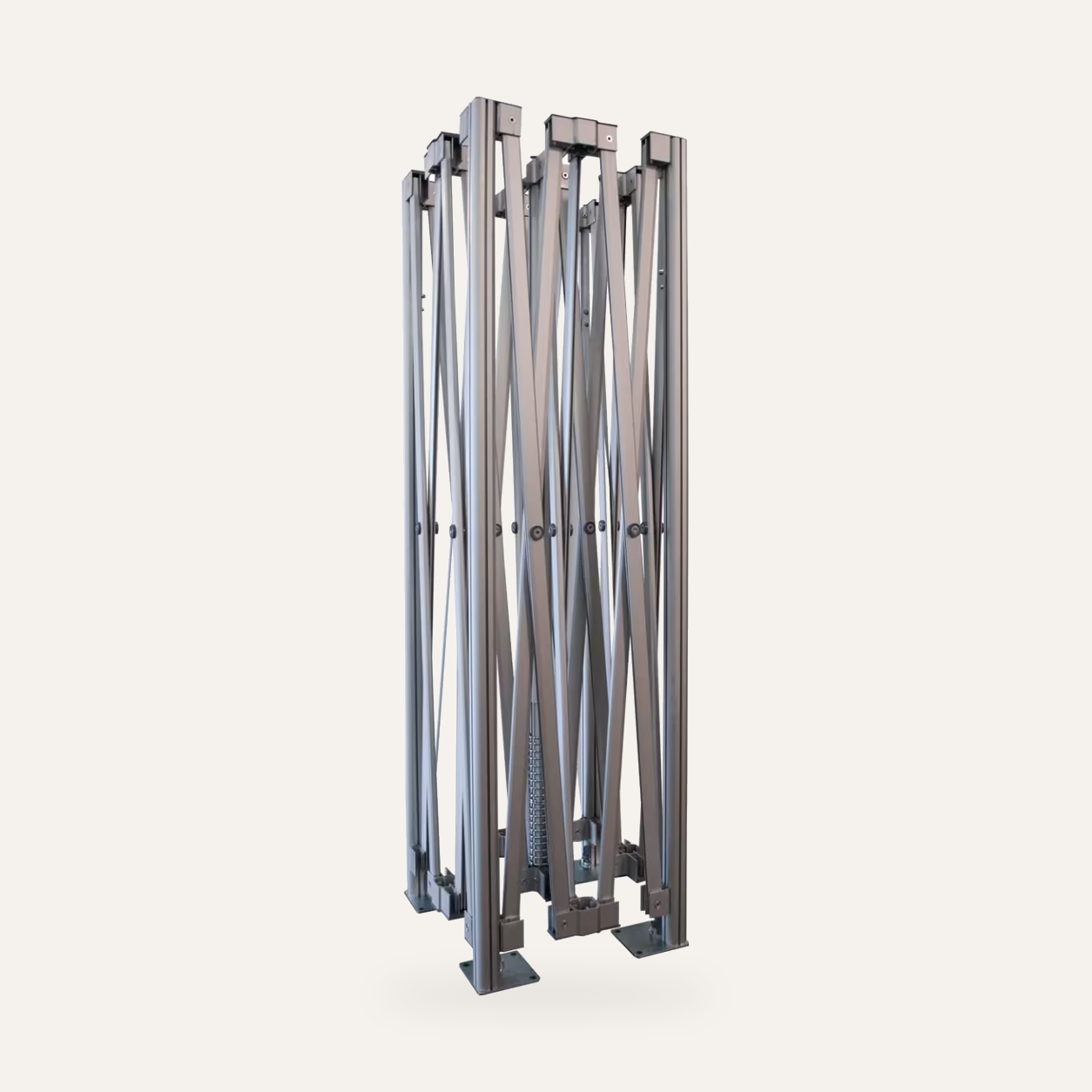 Modular Gestell zusammengefaltet mit quadratischen Standbeinen und Fußplatten