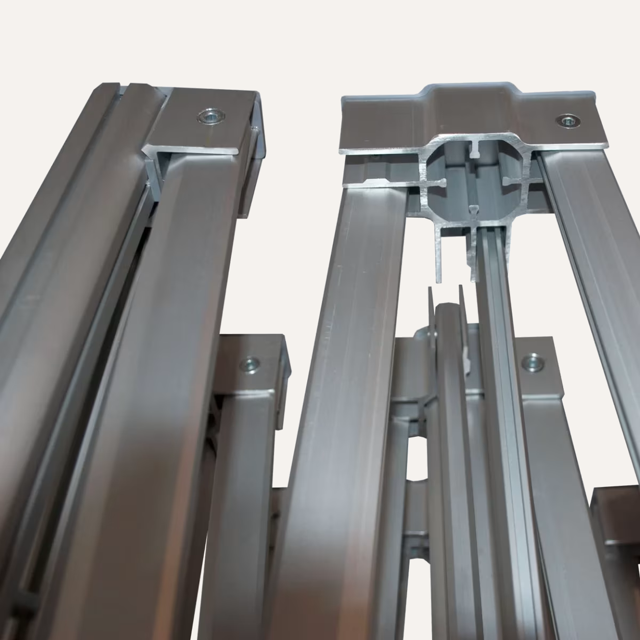 Modular Verbinder aus Aluminium an den Beinköpfen des gefalteten Gestells