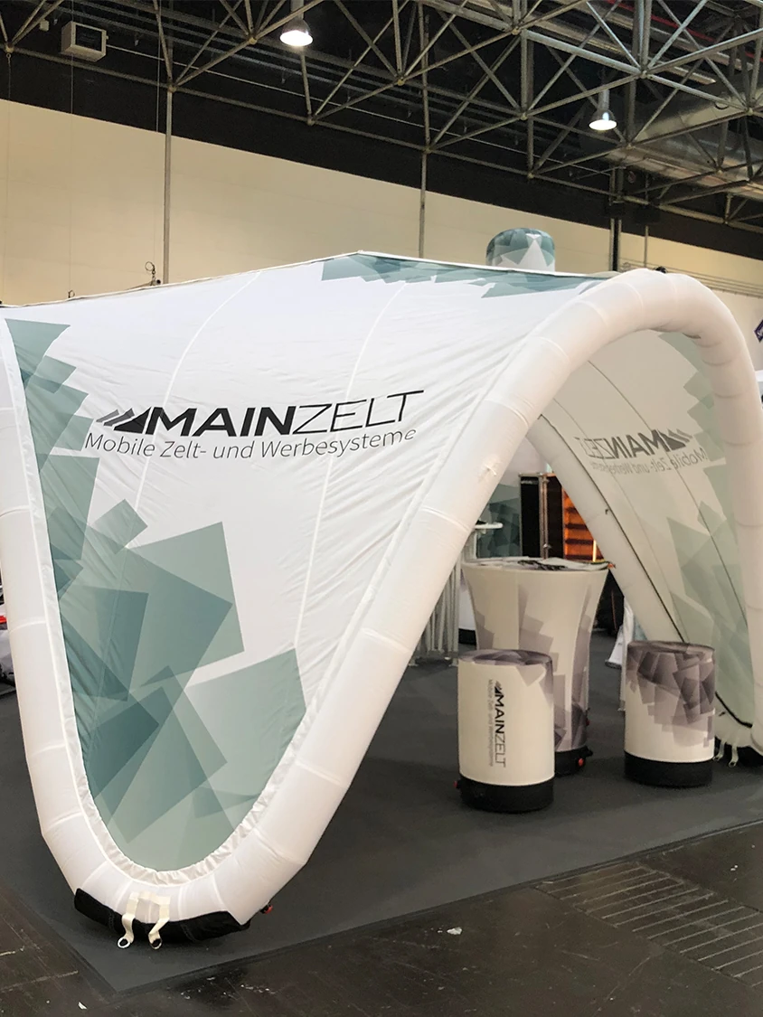 Aufblasbares Lounge-Zelt mit Druck MAINZELT auf einem Messestand in einer Messehalle