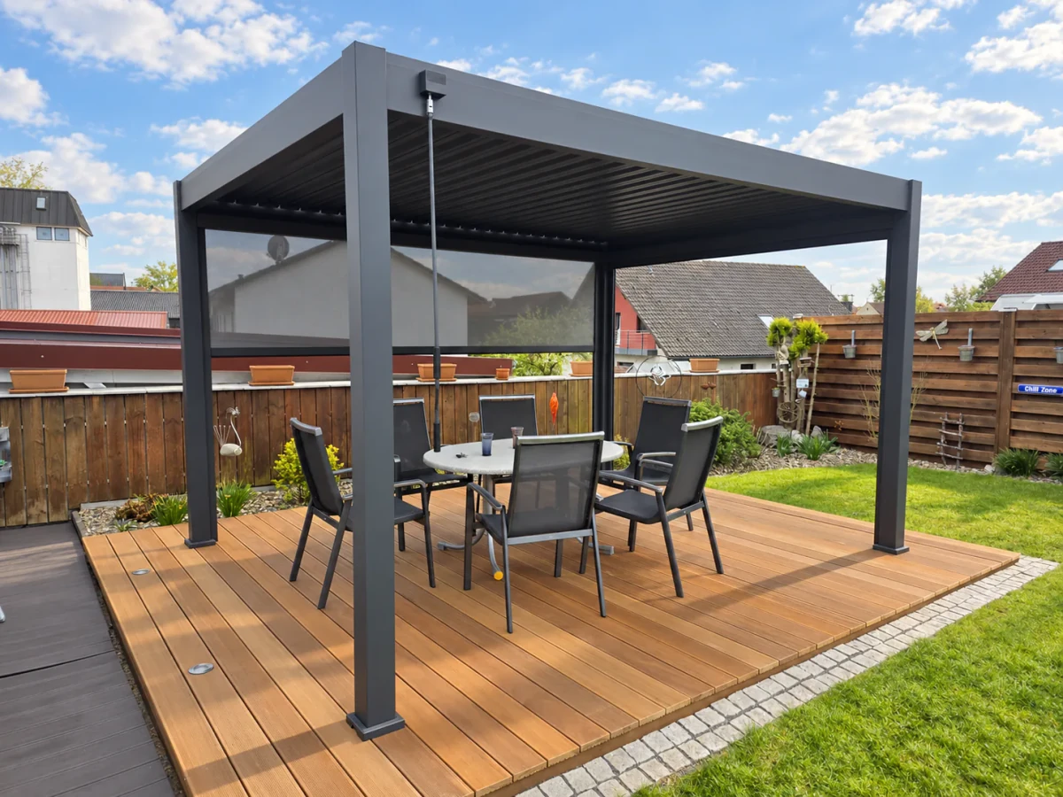 Freistehende Pergola Classic in Anthrazit auf einem Holzdeck