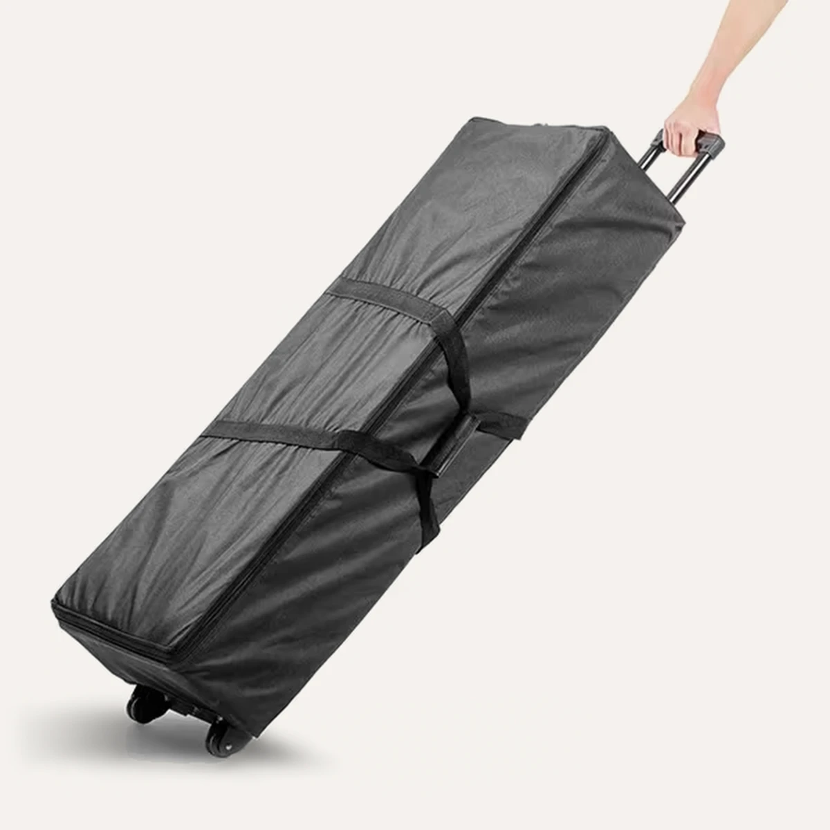 Schwarzer Transportkoffer mit Rollen und Teleskopgriff