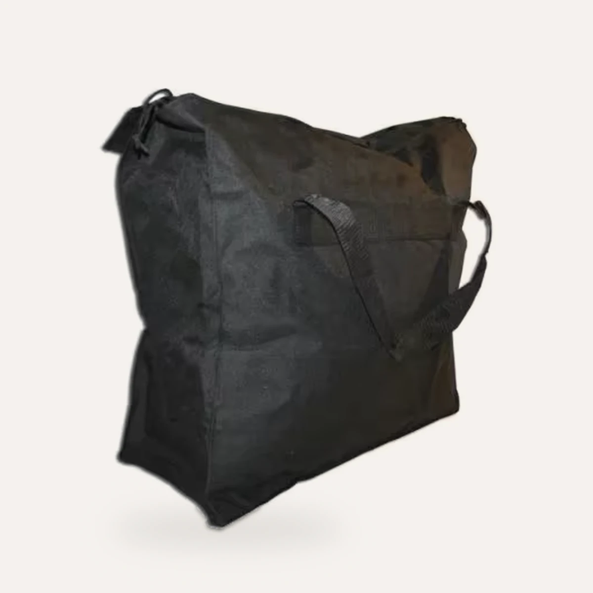 Gepackte Tragetasche mit zwei Griffen