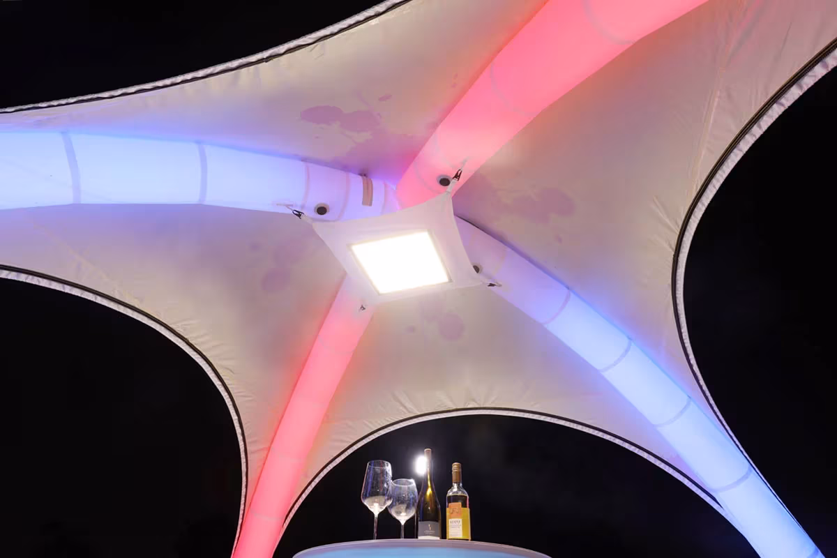 Blick in die Kuppel mit LED-Panel und rot und blau angestrahlten Luftbögen
