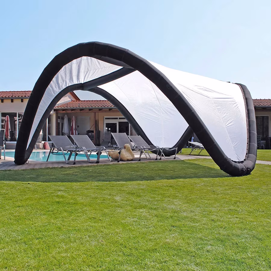 Lounge-Zelt auf einer Wiese an einem Pool