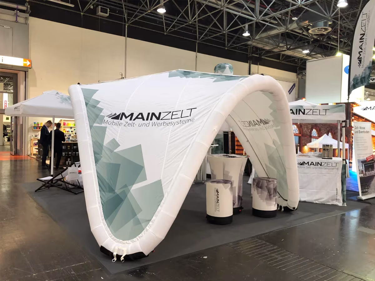 Bedrucktes Lounge-Zelt als offener Stand auf einer Messe