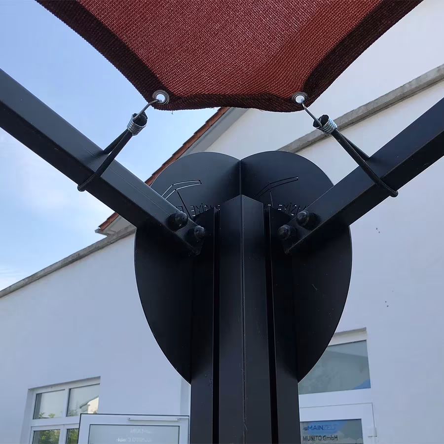 Eckbeschlag mit Gewebespannung an einer schwarzen Stütze von unten gesehen