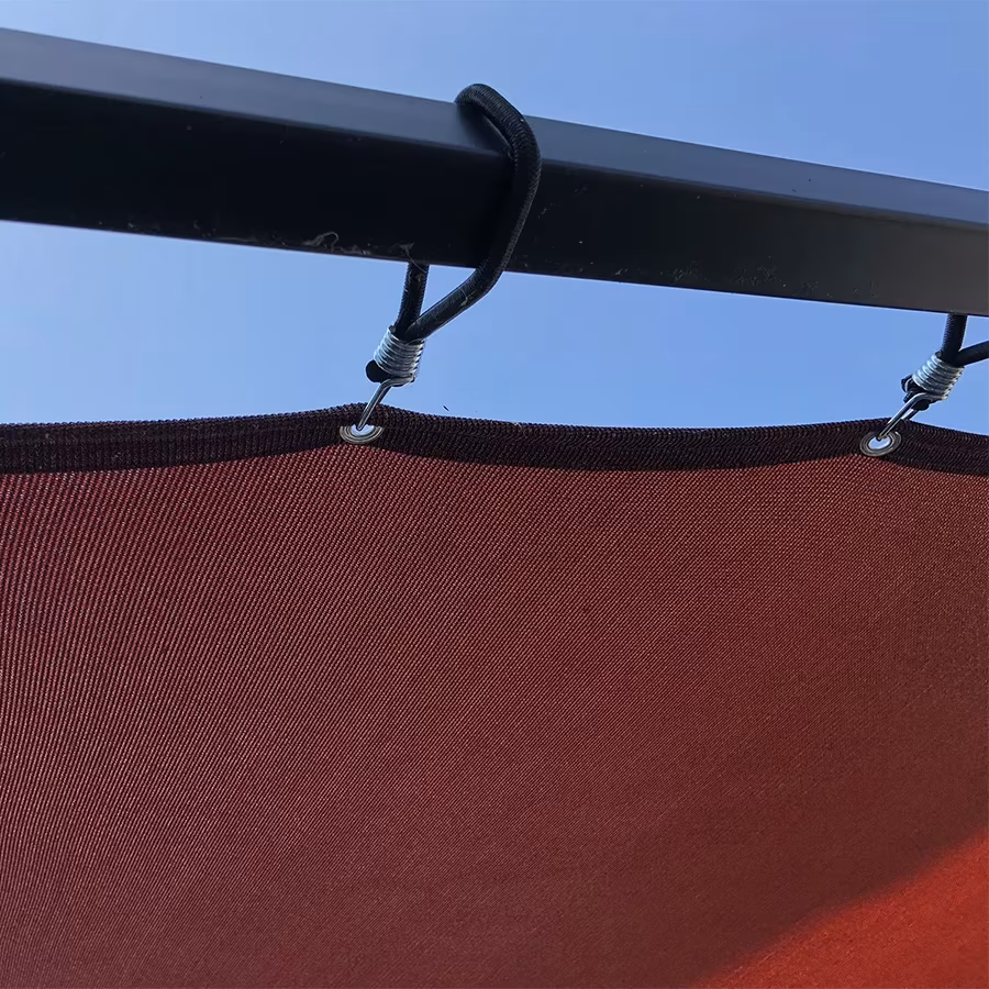 Gewebekante mit Spannhaken am Rahmenprofil