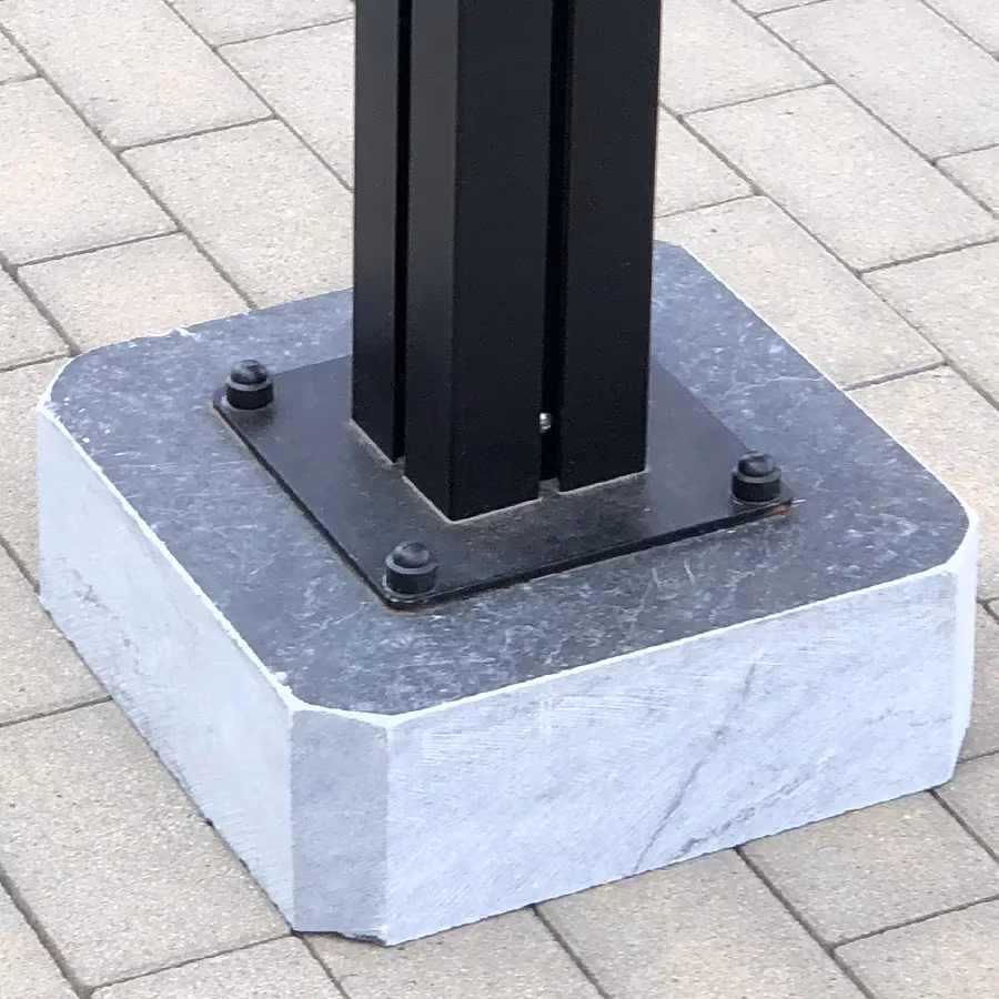Schwarze Aluminiumstütze auf einem verschraubten Steinsockel