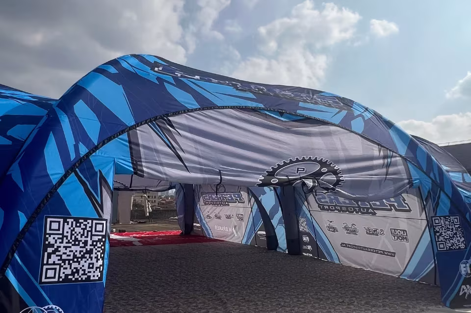 Detailansicht der bedruckten aufblasbaren Struktur eines HEX-Zeltes