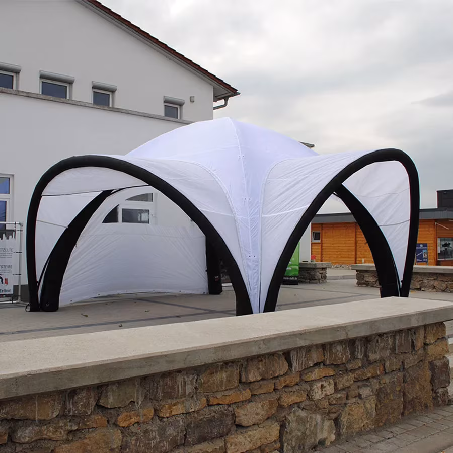 Dome-Zelt mit schwarzen Eingangsbögen auf einer Mauer