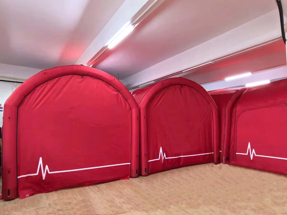 Mannschafts- und Sanitätszelt 5 × 5 m für Großlagen, weitere Ansicht