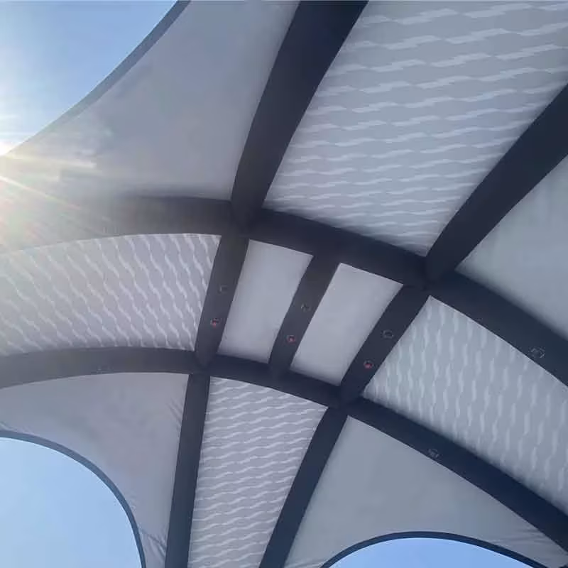 Innenansicht eines aufblasbaren Spider-Zeltes mit Luftbögen und Dachflächen