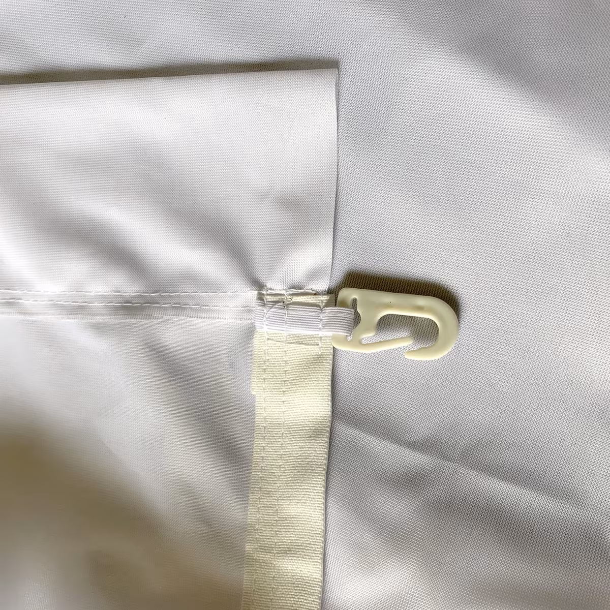 Karabiner am Besatzband der Hissflagge