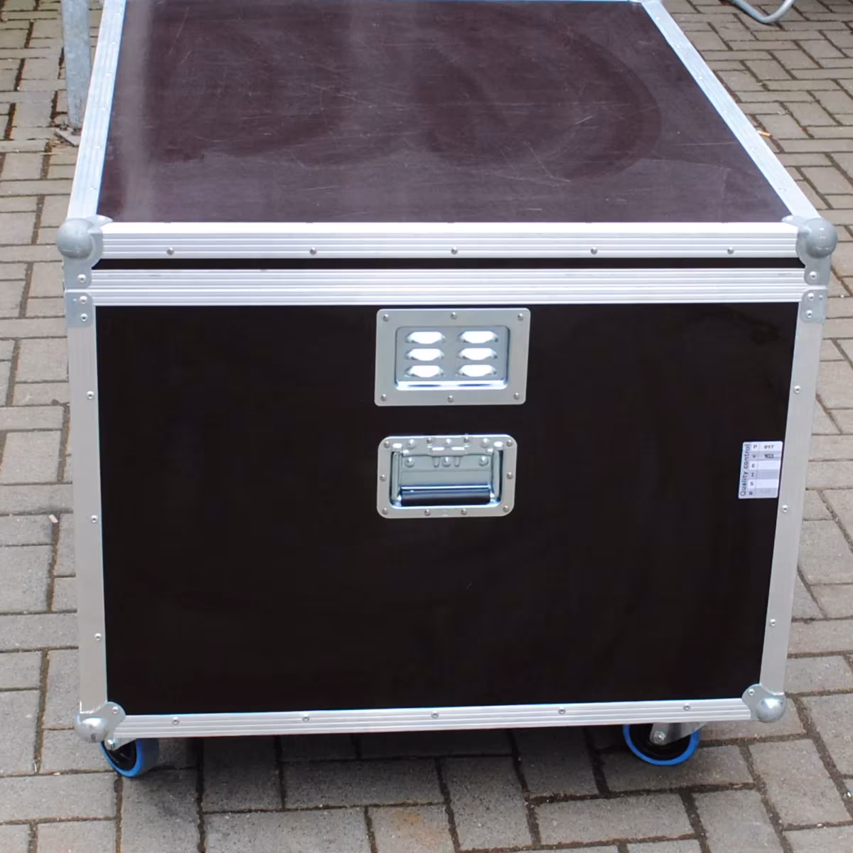 Transportkoffer mit Lüfterschale und Griff auf Pflaster