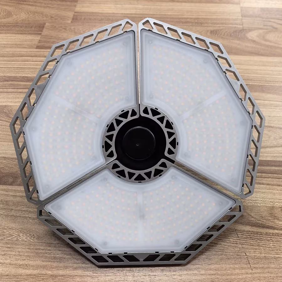 Achteckige LED-Lampe mit drei Leuchtflächen, Freisteller