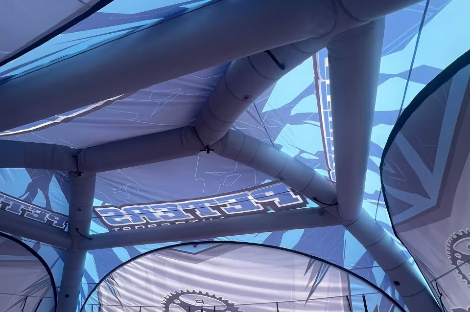 Innenansicht eines bedruckten aufblasbaren HEX-Eventzeltes