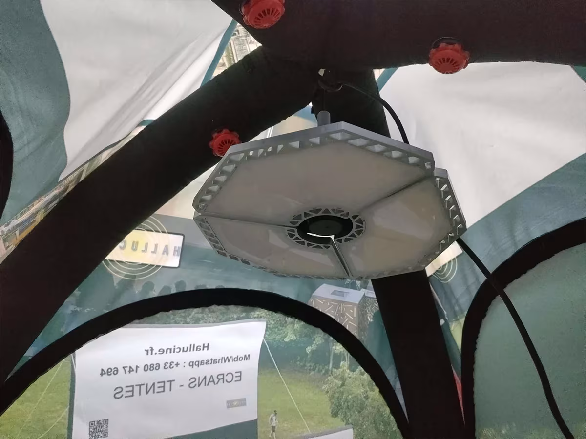 Leuchtende Lampe unter der Kuppel eines Dome-Zelts
