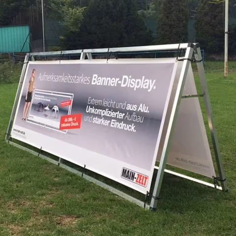 Werbebande in A-Form auf Rasen, Seitenansicht