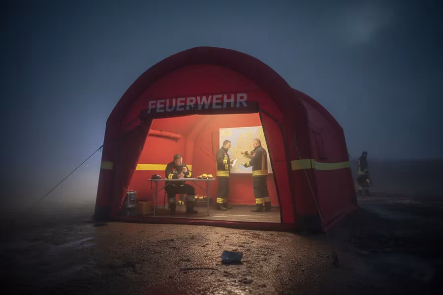 Rotes Einsatzzelt mit Aufschrift Feuerwehr bei Nacht