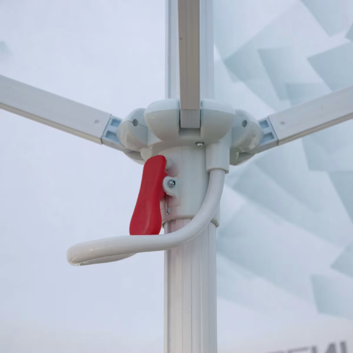 Clip am Mast eines Brauereischirms, Detail von unten