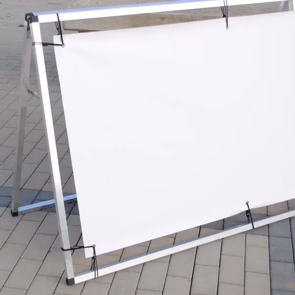 Unbedrucktes Banner mit Spanngummis im Aluminiumrahmen