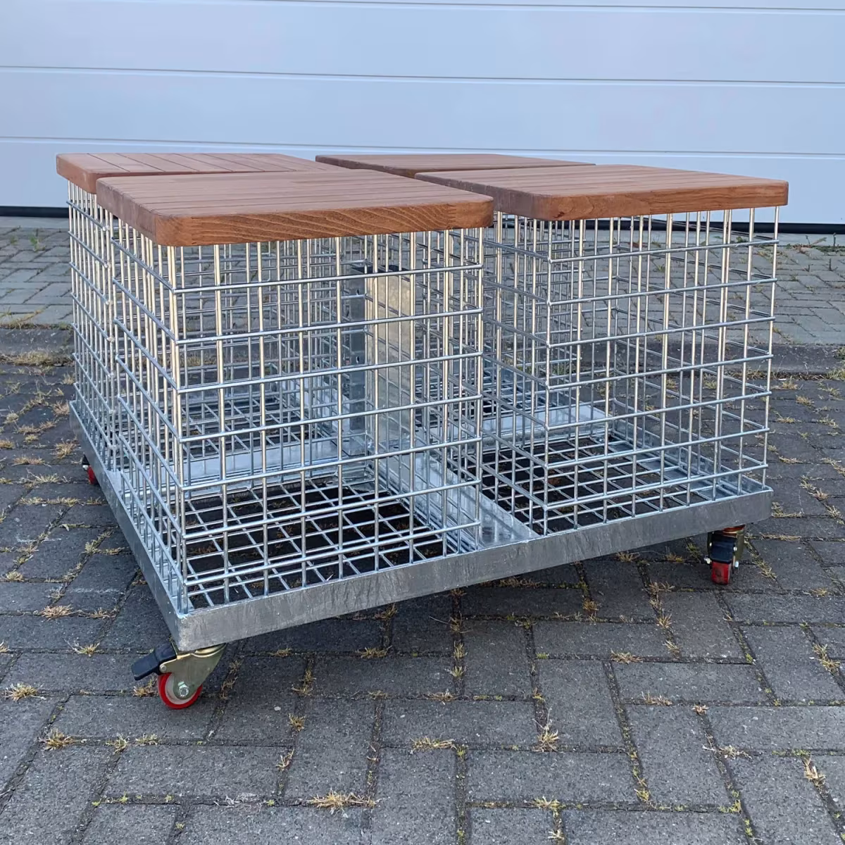 Leere Stahlkörbe mit Holzauflagen auf dem verzinkten Rahmen mit Rollen