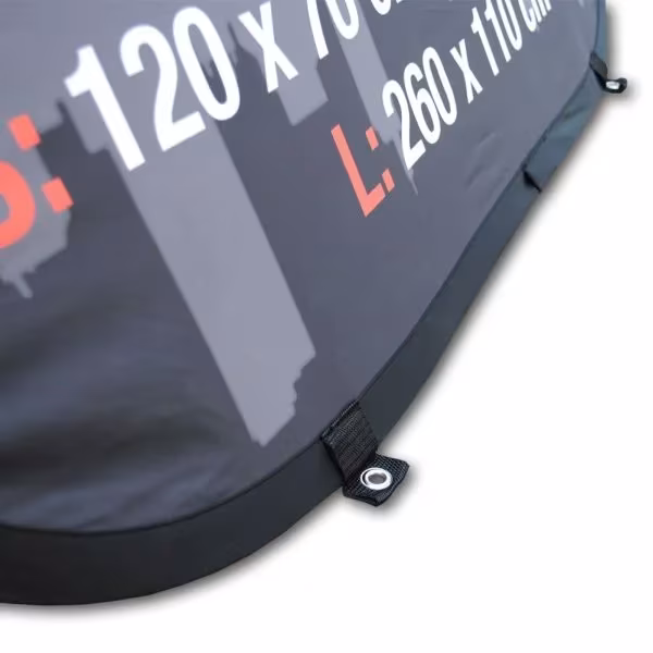 Detail der Werbebande mit Ösen für Heringe