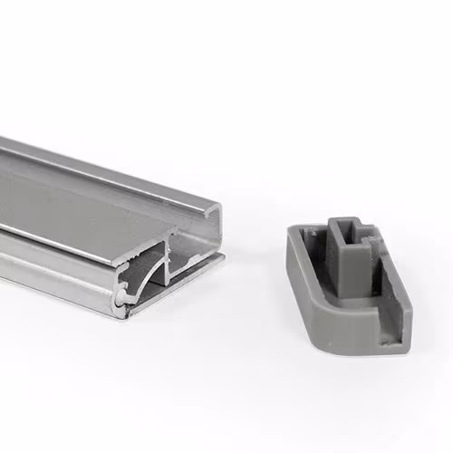 Klemmprofil aus Aluminium und Endkappe des Roll-ups