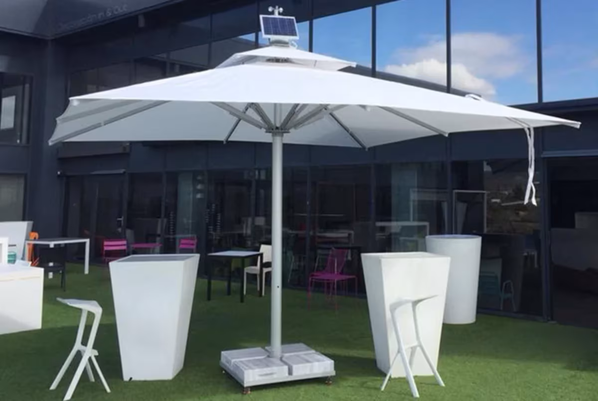Gastroschirm Premium Komfort Teleskop Rechteckig 3x4m-5x6m mit Motor, LED und Windmesser Alu-Mast Ø 100mm - Einsatzansicht