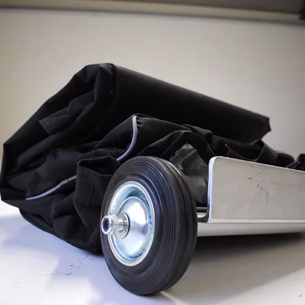 Gummierte Rolle am unteren Ende der Faltzelt-Transporttasche, Detailansicht