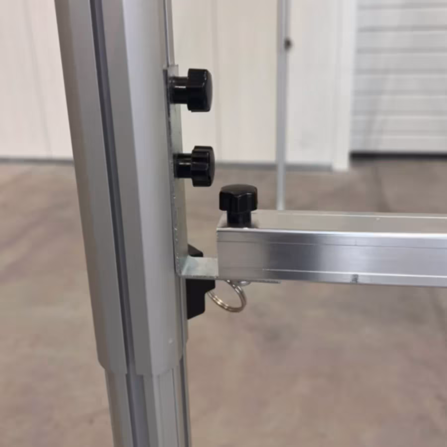 Vordachstange am Standbein eines Faltzelts montiert