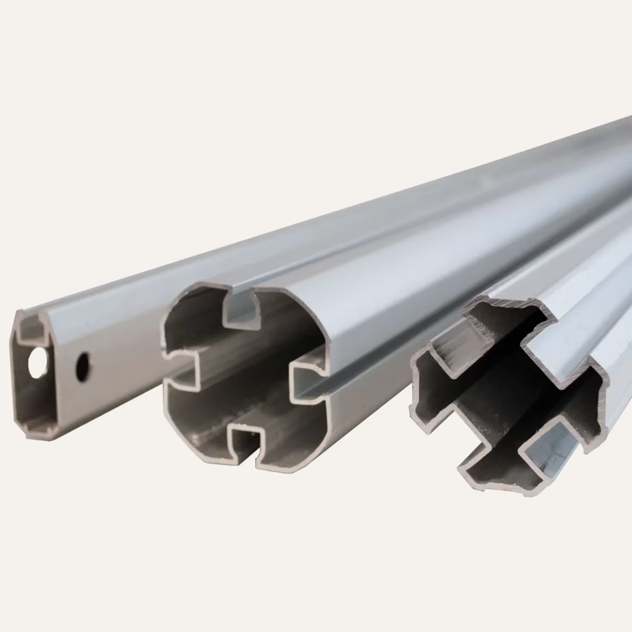 Modular Aluminiumprofile im Querschnitt: quadratisches Standbein mit Kedernuten, Innenbein und Schere