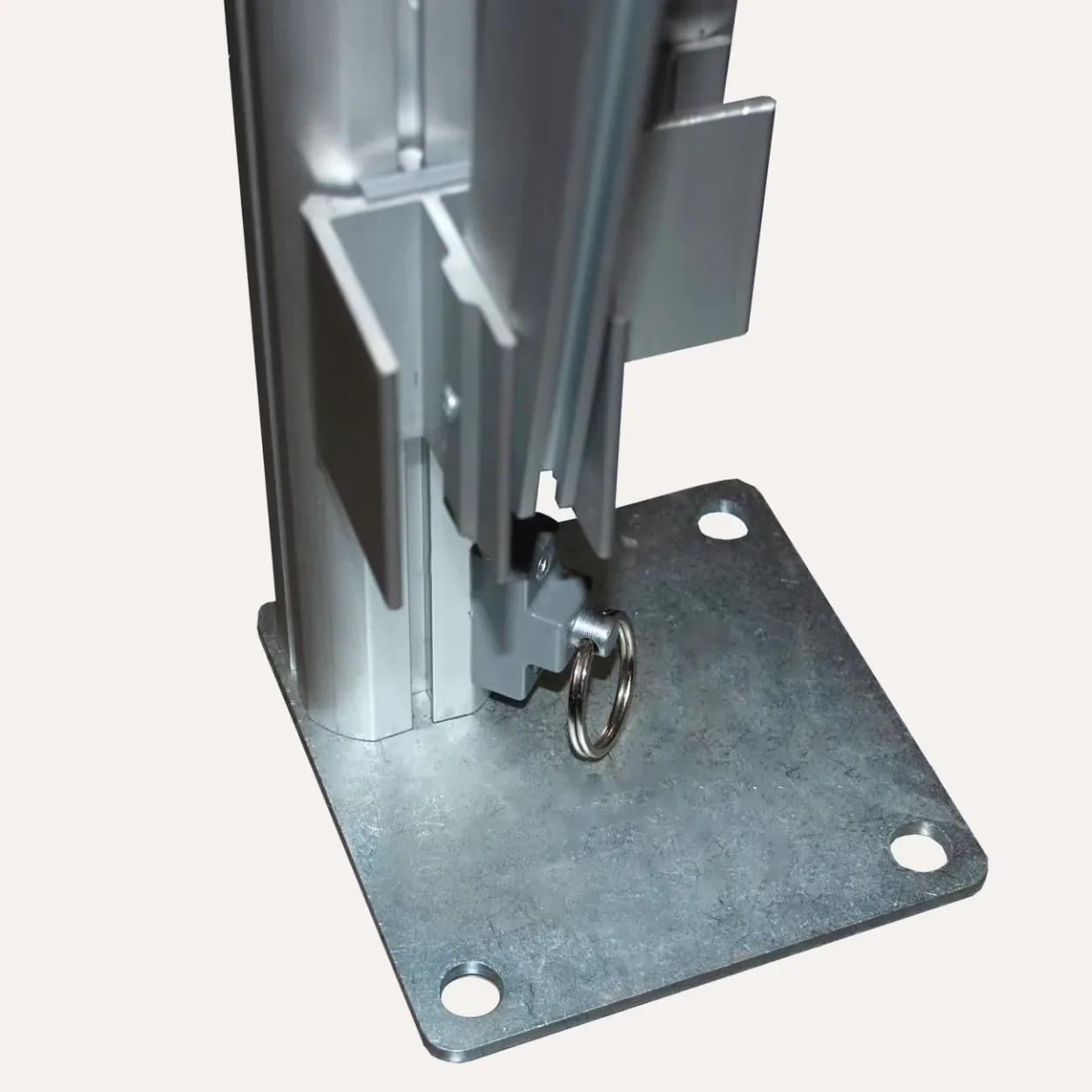 Modular Standfuß mit verzinkter Fußplatte, vier Bohrungen und Sicherungsbolzen mit Ring